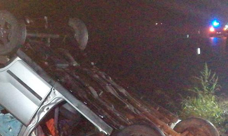 Felborult egy autó este Baracskán