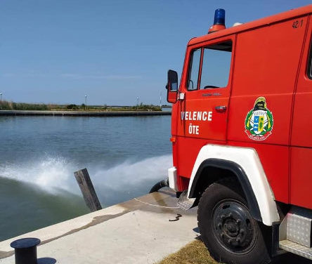 A velencei tűzoltók is segítik a tóban a halak oxigénellátását