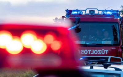 Kisrepülő balesete Úrhidánál, autók ütköztek Fehérváron