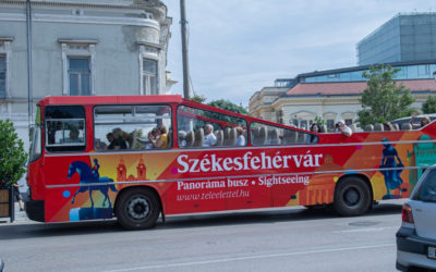Újra útnak indul Székesfehérvár ikonikus járműve, a piros kabrió busz!