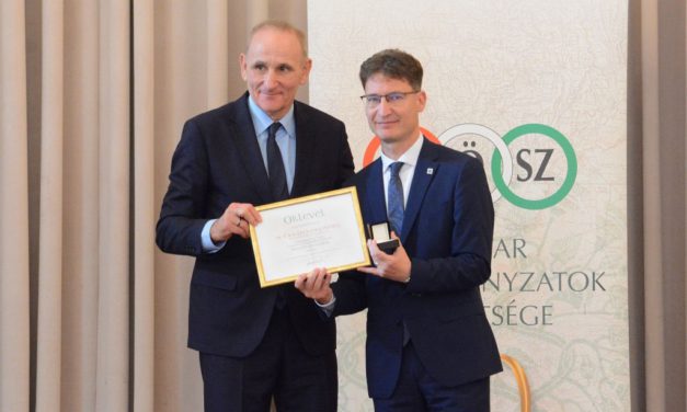 Rangos díjat kapott Fehérvár polgármestere