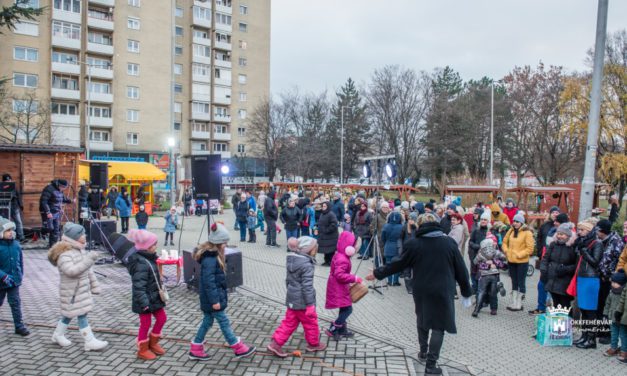Adventi Civil Falu nyílt a Fehérvári Civil Központ előtti téren
