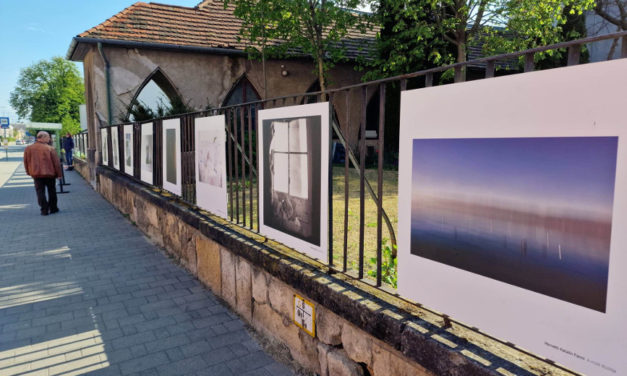 Képek a kerítésen – rendhagyó kiállítás a múzeumnál