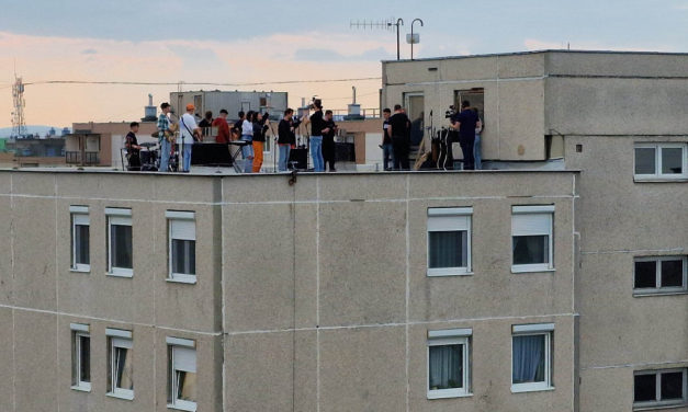 Sarló utcai panelház tetején adtak önveszélyes koncertet