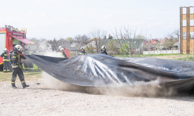 Speciális tűzoltó takaróval bővült a fehérvári tűzoltók felszerelése