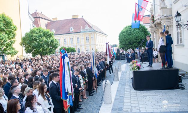 Közel kétezer középiskolás diák ballagott Székesfehérváron