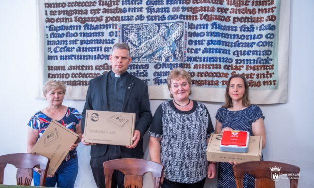 Életmentő defibrillátortokat kapott a Székesfehérvári Egyházmegye