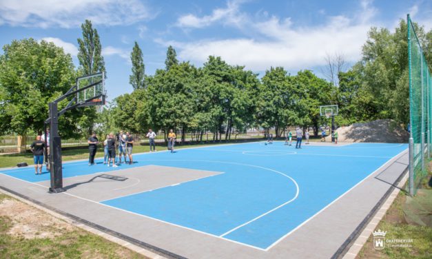 Új kosárlabdapályát adtak át a Vörösmarty Iskola udvarán