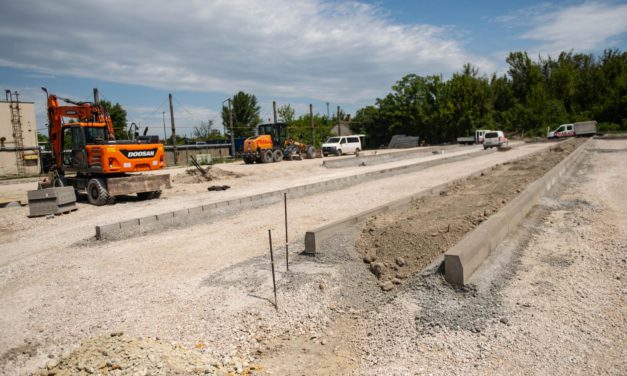 Jó ütemben épül a parkoló a vasútállomás déli oldalán