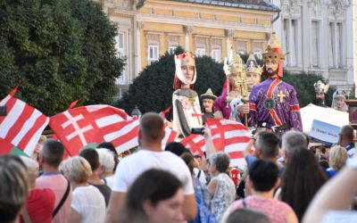 Királyok a Belvárosban – szombattól ismét felvonulnak az óriásbábok Fehérváron