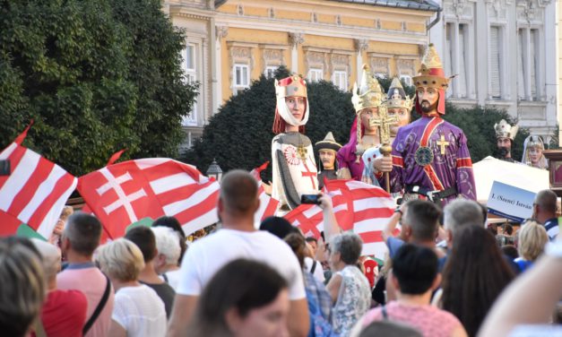 Királyok a Belvárosban – szombattól ismét felvonulnak az óriásbábok Fehérváron