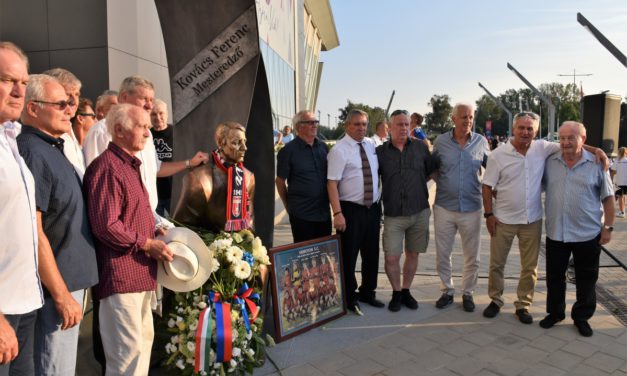 Felavatták Kovács Ferenc mesteredző szobrát a Sóstón