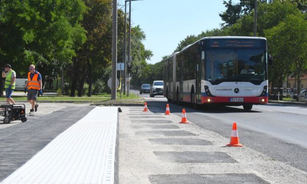 Áthelyezett buszmegálló a Palotai úton, újrahasznosított elemekből