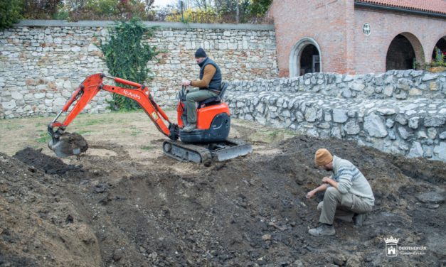 Megtalálták a középkori városfal alapozását? – nyílt nap lesz az ásatáson