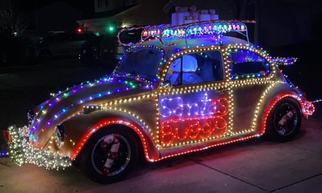 Karácsonyi díszítésű Volkswagen Bogár érkezik a Városház térre