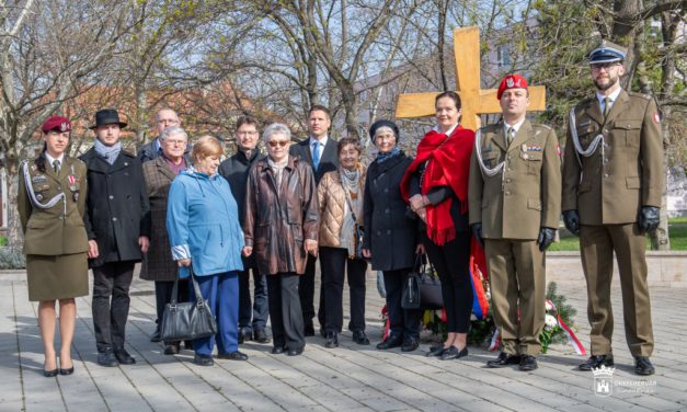 Magyar-lengyel barátság napja: koszorúztak a Katyn Emlékkeresztnél