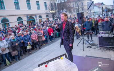 Ajándék dalcsokor a hölgyeknek a színháznál és Kisfaludon