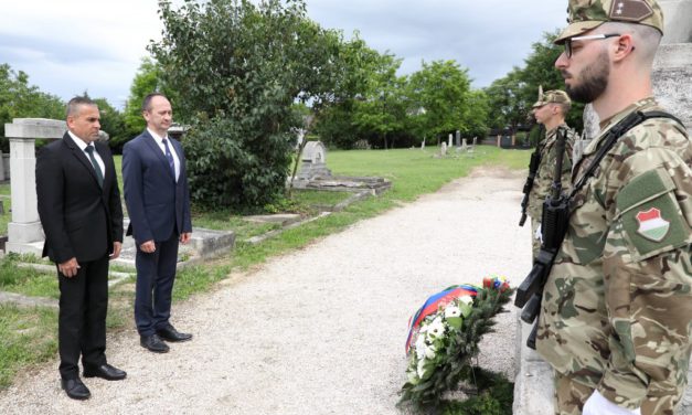 Koszorúzásokkal emlékeztek a Hősök Napjára Székesfehérváron