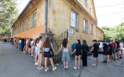 Iskolaöleléssel búcsúztatták a diákok a felújítás előtt álló Vasvári Pál Gimnáziumot