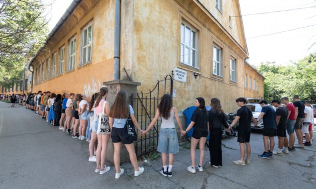 Iskolaöleléssel búcsúztatták a diákok a felújítás előtt álló Vasvári Pál Gimnáziumot