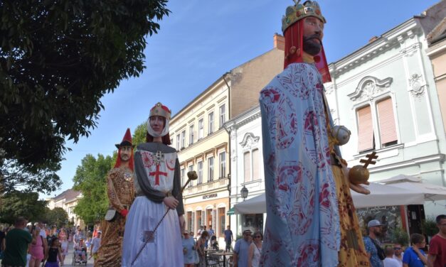 A rendkívüli hőségben is ott voltak a Királyok a Belvárosban