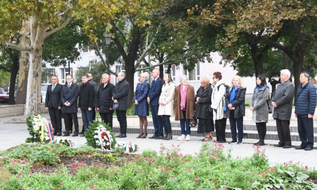 Nemzeti gyásznap: koszorúzással emlékeztek az aradi vértanúkra