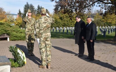 Csendes főhajtások, koszorúzások az elhunyt katonák emlékére