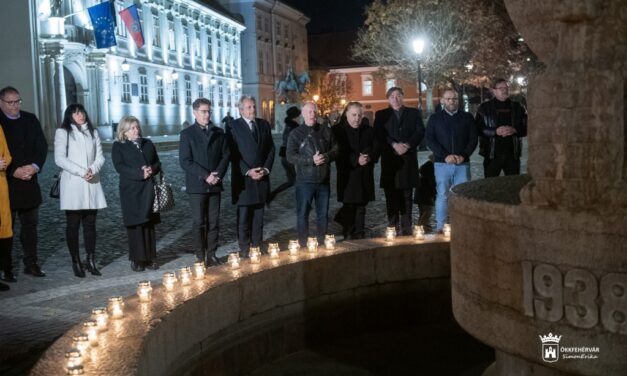 Csendes tiszteletadás az Országalmánál