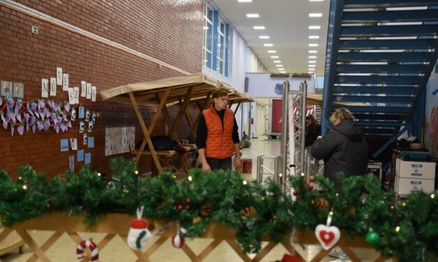 Véghajrában a készülődés – díszítik már a Víziváros Advent helyszínét