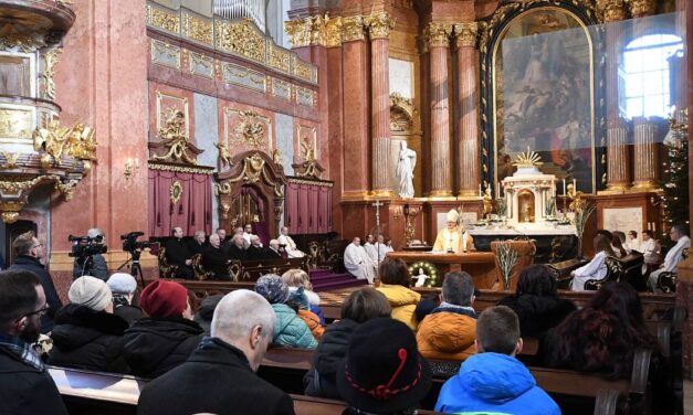 Karácsony napján Spányi Antal, püspök celebrált misét a Szent Imre templomban