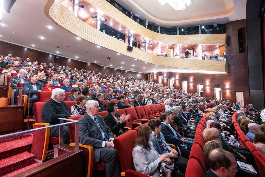 Ujevi koncert 25 VorosmartySzinhaz nezok