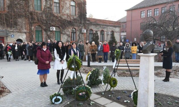 Díjátadóval és koszorúzással ünnepelték a kórház dolgozóit