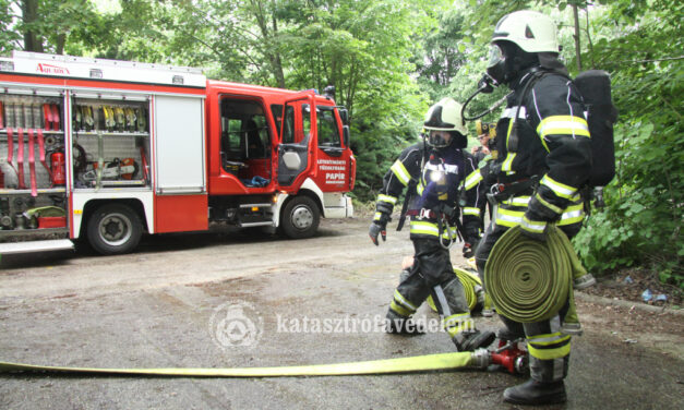 Füstben kutattak, szereltek és tüzet oltottak