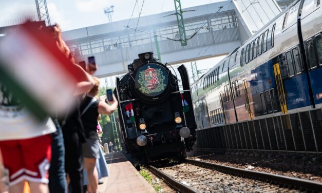 Begördült a Kárpátia Expressz a fehérvári vasútállomásra