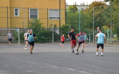 Ismét összecsapnak a Mancz utcai örökifjak – retro foci a Rákóczi suli pályáján pénteken
