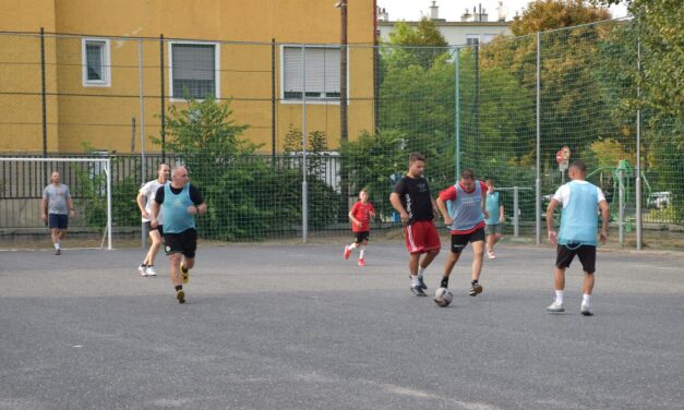 Ismét összecsapnak a Mancz utcai örökifjak – retro foci a Rákóczi suli pályáján pénteken