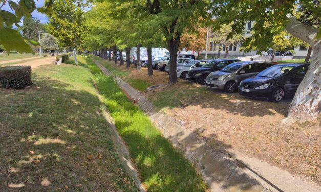 Csütörtökön tisztítják a Malom csatorna medrét – egy napra lezárják a parkolókat