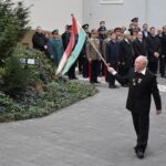 Néma koszorúzás és 56-os szín – méltó módon emlékezett Fehérvár a forradalom és szabadságharc hőseire
