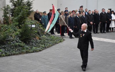 Néma koszorúzás és 56-os szín – méltó módon emlékezett Fehérvár a forradalom és szabadságharc hőseire
