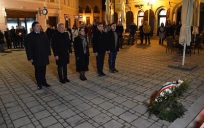 Fáklyás felvonulással és koszorúzással emlékeztek az aradi vértanúkra
