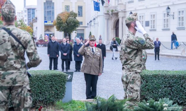 Koszorúzásokkal tisztelegtek az elhunyt katonák emléke előtt