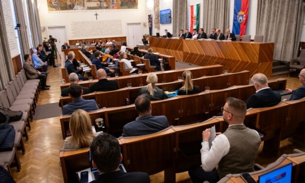 Újabb menetrend finomhangolásról, buszbeszerzésekről, útfelújításokról is döntött Fehérvár Közgyűlése