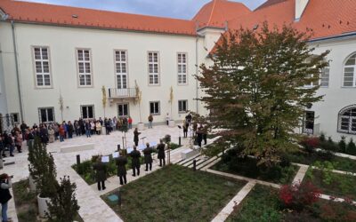 Elkészült és átadták a Koronázó tér felújított burkolatát és a Városháza újjávarázsolt Díszudvarát