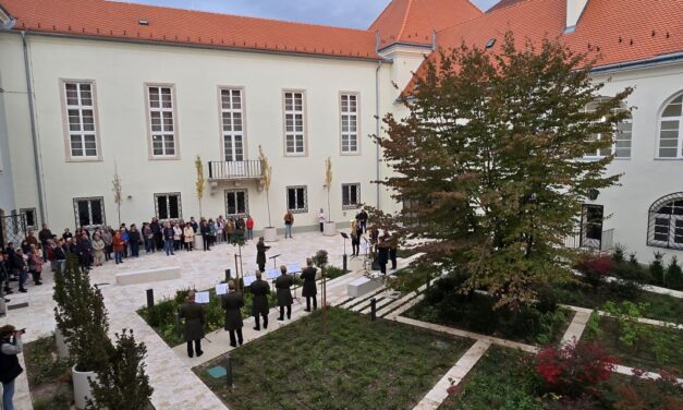 Elkészült és átadták a Koronázó tér felújított burkolatát és a Városháza újjávarázsolt Díszudvarát