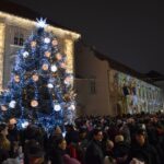 Fényárban a Belváros – fellobbant az első gyertya lángja Fehérvár adventi koszorúján