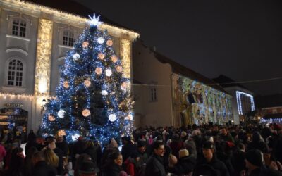 Fényárban a Belváros – fellobbant az első gyertya lángja Fehérvár adventi koszorúján