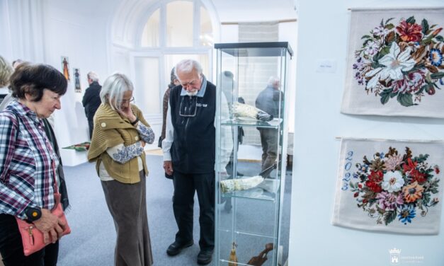 „Alkotó kezek – élő értékek” a Fehérvári Kézművesek Egyesületének kiállításán