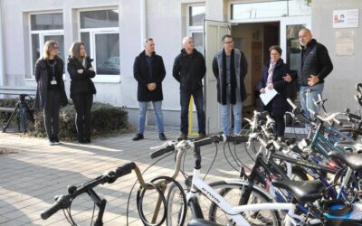 Felújított bicikliket kaptak a fehérvári Kríziskezelő Központ ellátottjai