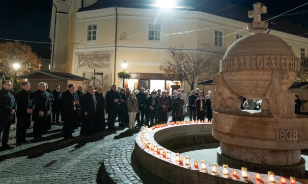 Nemzeti gyásznap: ökumenikus ima és közös mécsesgyújtás ’56 mártírjainak emlékére