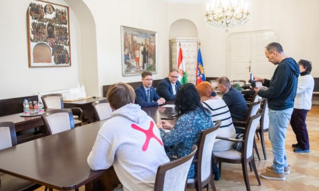 Emelkednek januártól a fehérvári családokat, időseket, tanulókat segítő önkormányzati támogatások